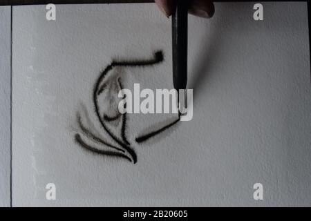 Sequenza di disegno con penna per immersione in India inchiostro su carta acquerello umida con diffusione di inchiostro. Foto Stock