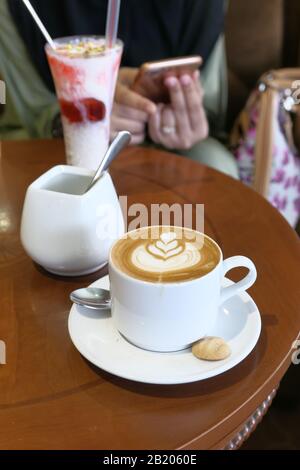 vicino a caffè e cibo in ritardo sul tavolo del caffè Foto Stock