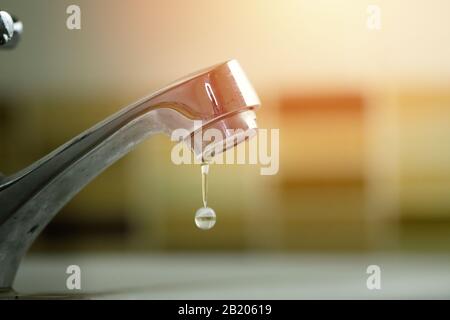 rubinetto dell'acqua con gocce d'acqua. Perdite d'acqua, concetto di risparmio Foto Stock