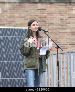 Mya-Rose Craig parla all'evento di Bristol sul clima di Youth Strike 4 su College Green, Bristol, al quale ha parlato anche Greta Thunberg Foto Stock