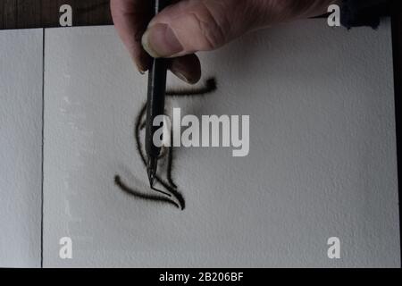 Sequenza di disegni, immergere la penna con inchiostro india su carta acquerello umida di un occhio Foto Stock