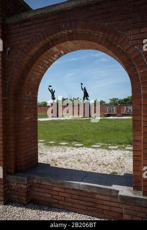 ARTE COMUNISTA - KARL MARX,LENINE SOSTENITORI ED EROI DEL PARTITO OPERAIO SI SONO RIUNITI IN UN UNICO POSTO - MEMENTO PARK BUDAPEST - ERA SOVIETICA - ARTE UFFICIALE COMUNISTA © FRÉDÉRIC BEAUMONT Foto Stock