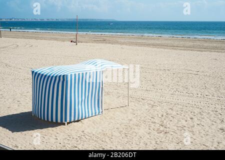 la spiaggia di baule bella giornata Foto Stock