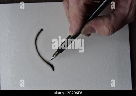 Sequenza di disegni, immergere la penna con inchiostro india su carta acquerello umida di un occhio Foto Stock