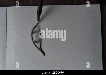 Sequenza di disegni, immergere la penna con inchiostro india su carta acquerello umida di un occhio Foto Stock