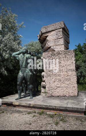 ARTE COMUNISTA - KARL MARX,LENINE SOSTENITORI ED EROI DEL PARTITO OPERAIO SI SONO RIUNITI IN UN UNICO POSTO - MEMENTO PARK BUDAPEST - ERA SOVIETICA - ARTE UFFICIALE COMUNISTA © FRÉDÉRIC BEAUMONT Foto Stock