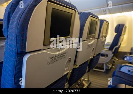 Grande classe di pullman per aeromobili commerciali a fusoliera larga senza passeggeri e posti a sedere vuoti Foto Stock
