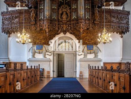 La Chiesa del nostro Salvatore, Vor Frelsers Kirke interior. Due elefanti sostenere scultura in legno di organo Christianshavn, Copenaghen Foto Stock