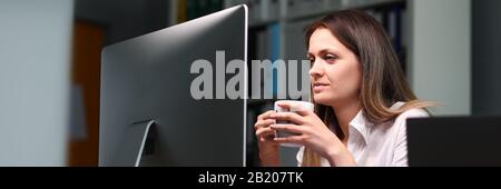 Carino donna in ufficio Foto Stock