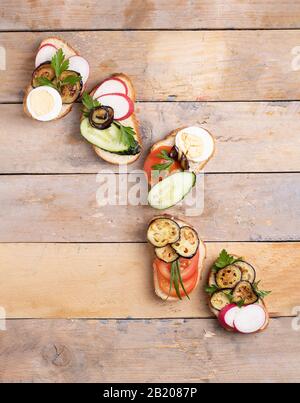 Panini sani con avocado ravanello, pomodori, uova di ravanello e quaglia. Foto Stock