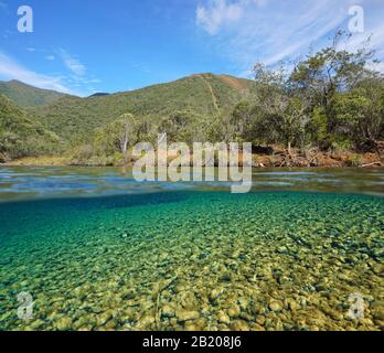 Paesaggio fluviale con acque cristalline in Nuova Caledonia, vista su e sotto la superficie dell'acqua, Oceania, Grande Terre, Dumbea Foto Stock