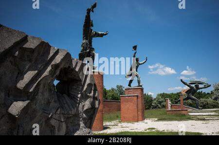 ARTE COMUNISTA - KARL MARX,LENINE SOSTENITORI ED EROI DEL PARTITO OPERAIO SI SONO RIUNITI IN UN UNICO POSTO - MEMENTO PARK BUDAPEST - ERA SOVIETICA - ARTE UFFICIALE COMUNISTA © FRÉDÉRIC BEAUMONT Foto Stock