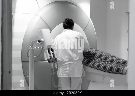 Diagnosi TC o RM in Clinica, infermiere Preparazione del paziente per la diagnostica Foto Stock