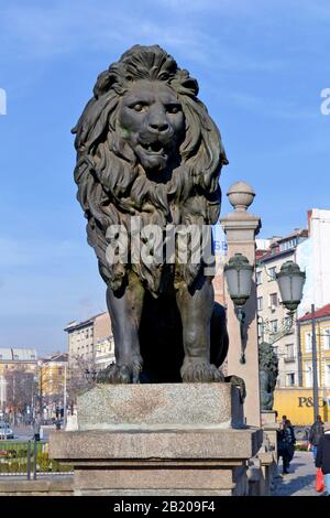 Sofia / Bulgaria - Novembre 2017: Uno dei quattro leoni nel ponte del leone. Foto Stock