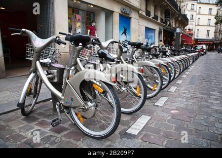 Parigi, FRANCIA - 06 maggio 2009. Una stazione Velib con noleggio biciclette a noleggio al pubblico a Parigi, Francia Foto Stock