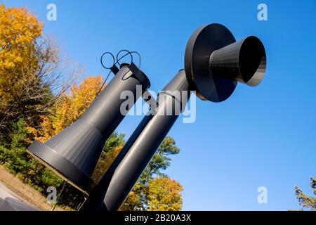 Il Telefono Più Grande Del Mondo. Un vecchio stile candlestick telefono, 14 piedi di altezza. Bryant Pond, l'ultima città degli Stati Uniti a rinunciare a telefoni a manovella Foto Stock