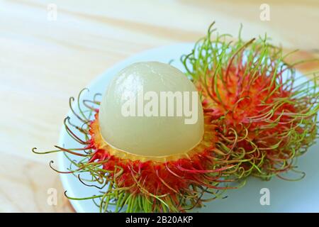 Closeup Moutwatering Sbucciato Frutta Fresca Rambutan Matura Su Piatto Bianco Foto Stock