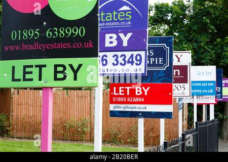 Londra, Regno Unito - 19 agosto 2013. Lasciare che l'agente immobiliare firmi in una fila di proprietà pubblicitarie in Regno Unito Foto Stock