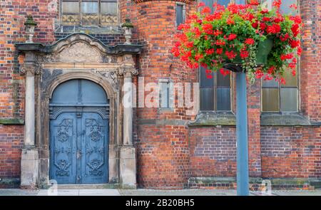 Wroclaw, Polonia - 16 agosto 2019: Portale del lato settentrionale della Chiesa di Santa Maria Maddalena, che è stata fondata nel 13th secolo. Foto Stock