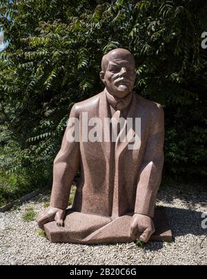 ARTE COMUNISTA - KARL MARX,LENINE SOSTENITORI ED EROI DEL PARTITO OPERAIO SI SONO RIUNITI IN UN UNICO POSTO - MEMENTO PARK BUDAPEST - ERA SOVIETICA - ARTE UFFICIALE COMUNISTA © FRÉDÉRIC BEAUMONT Foto Stock