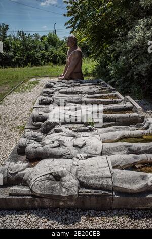 ARTE COMUNISTA - KARL MARX,LENINE SOSTENITORI ED EROI DEL PARTITO OPERAIO SI SONO RIUNITI IN UN UNICO POSTO - MEMENTO PARK BUDAPEST - ERA SOVIETICA - ARTE UFFICIALE COMUNISTA © FRÉDÉRIC BEAUMONT Foto Stock