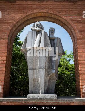 ARTE COMUNISTA - KARL MARX,LENINE SOSTENITORI ED EROI DEL PARTITO OPERAIO SI SONO RIUNITI IN UN UNICO POSTO - MEMENTO PARK BUDAPEST - ERA SOVIETICA - ARTE UFFICIALE COMUNISTA © FRÉDÉRIC BEAUMONT Foto Stock