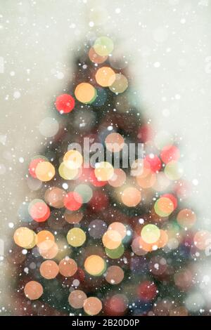 Bokeh albero di natale sfondo con nevicate - defocused luci Foto Stock