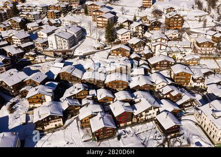 Veduta aerea del villaggio di Leukerbad innevato nelle alpi svizzere nel Canton Vallese in Svizzera Foto Stock