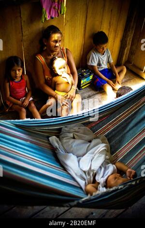 Donna E I Bambini A Terra, Abacaba Community, Novo Airão, Amazonas, Brasile Foto Stock