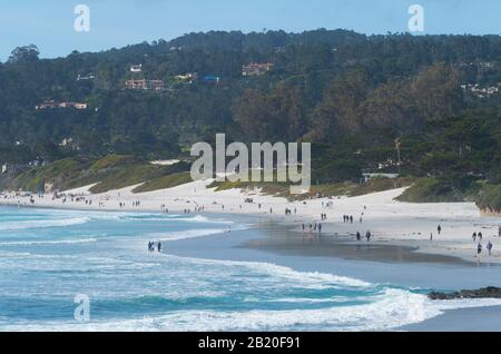 I turisti godono Carmel vicino alla spiaggia di mare sulla costa californiana, Stati Uniti d'America. Foto Stock