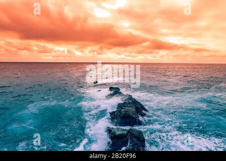 Meereswellen, Felsen, Suedkueste, Madeira, Portogallo Foto Stock