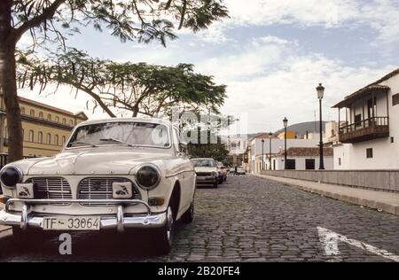 Classica Volvo svedese per le strade di Santa Domingo nella Repubblica Dominicana. Foto Stock