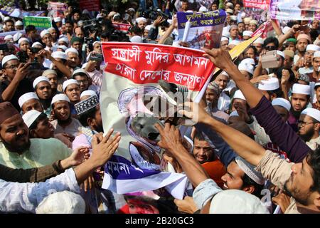 L'alleanza del partito islamico del Bangladesh si riunisce alla Moschea Nazionale di Baitul Mukarram durante la manifestazione. L'alleanza islamica del Bangladesh si unisce a una protesta contro la recente violenza in India a seguito della controversa legge sulla cittadinanza e minaccia anche di impedire al primo ministro indiano Narendra modi di visitare il Bangladesh. Foto Stock