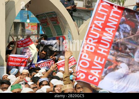 L'alleanza del partito islamico del Bangladesh si riunisce alla Moschea Nazionale di Baitul Mukarram durante la manifestazione. L'alleanza islamica del Bangladesh si unisce a una protesta contro la recente violenza in India a seguito della controversa legge sulla cittadinanza e minaccia anche di impedire al primo ministro indiano Narendra modi di visitare il Bangladesh. Foto Stock