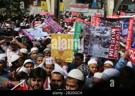 L'alleanza del partito islamico del Bangladesh tiene i cartelli durante la manifestazione. L'alleanza islamica del Bangladesh si unisce a una protesta contro la recente violenza in India a seguito della controversa legge sulla cittadinanza e minaccia anche di impedire al primo ministro indiano Narendra modi di visitare il Bangladesh. Foto Stock