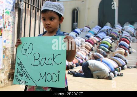 Un bambino tiene un placard che dice Go back modi durante la dimostrazione.l'alleanza islamica del Bangladesh si unisce organizzato una protesta contro la recente violenza in India a seguito della controversa legge sulla cittadinanza e minaccia anche di impedire al primo ministro indiano Narendra modi di visitare il Bangladesh. Foto Stock