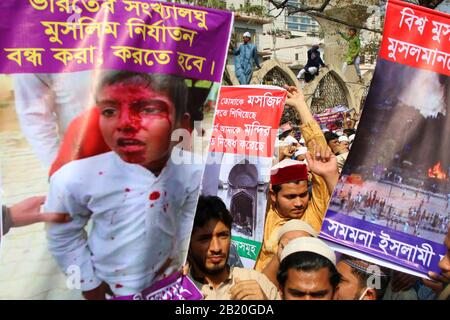 L'alleanza del partito islamico del Bangladesh tiene i cartelli durante la manifestazione. L'alleanza islamica del Bangladesh si unisce a una protesta contro la recente violenza in India a seguito della controversa legge sulla cittadinanza e minaccia anche di impedire al primo ministro indiano Narendra modi di visitare il Bangladesh. Foto Stock