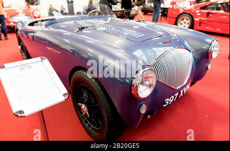 Un Pilota Austin Healey 100 Al Classic Car Show Di Londra 2020 Foto Stock