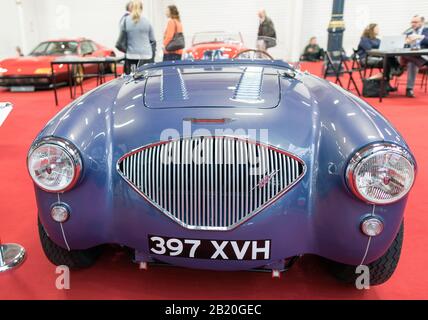 Un Pilota Austin Healey 100 Al Classic Car Show Di Londra 2020 Foto Stock