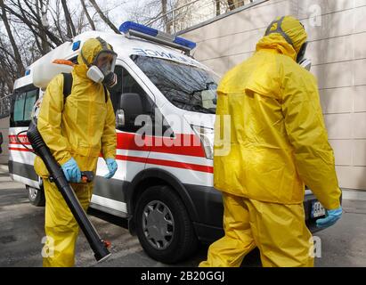 I medici in indumenti protettivi frequentano l'esercizio di formazione sulla risposta al coronavirus COVID-19, presso l'Oleksandrivska Clinical Hospital.secondo il Ministero della Sanità dell'Ucraina, in Ucraina non sono stati segnalati casi di COVID-19. Foto Stock