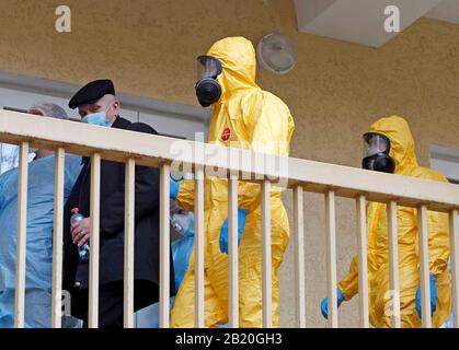 Gli operatori medici in indumenti protettivi accompagnano un uomo che agisce per avere il virus corona, durante l'esercizio di formazione sulla risposta del virus corona COVID-19, presso l'ospedale clinico Oleksandrivska.Nessun caso COVID-19 è stato segnalato in Ucraina, secondo il Ministero della Sanità dell'Ucraina. Foto Stock