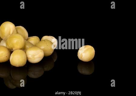 Molta pea intera in scatola isolata su vetro nero Foto Stock