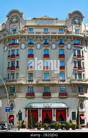 Barcellona, SPAGNA - 13 MAGGIO 2017: Vista dalla strada della facciata del famoso hotel di lusso El Palace nel centro della città di Barcellona. Foto Stock