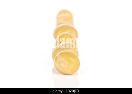 Lotto di intera fila di piselli in scatola isolata su sfondo bianco Foto Stock