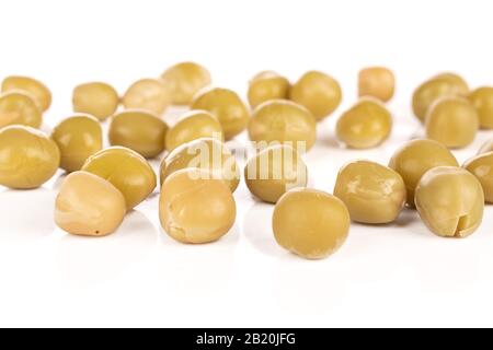 Lotto di pea inscatolata intera disordinata isolato su fondo bianco Foto Stock