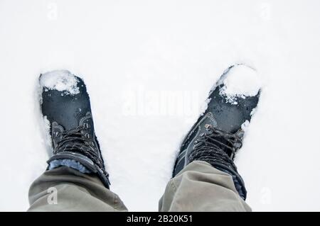 Stivale da lavoro isolato su sfondo invernale. Scarpe per il lavoro. Foto Stock