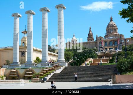 Barcellona, SPAGNA - 13 MAGGIO 2017: Vista delle famose Quattro colonne e dell'edificio Palau Nacional, che ospita il Museo Nazionale, a Barcellona. Foto Stock