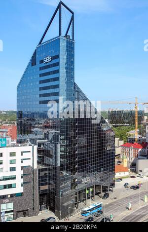 SEB bank HQ, un alto e moderno edificio con esterno in vetro che crea un'illusione di vedere a Tallin, Estonia Foto Stock