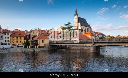 Vista panoramica sul fiume Moldava e sulla chiesa di Cesky Krumlov, Repubblica Ceca. Foto Stock