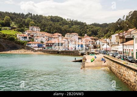 Tazones, Spagna. Una pittoresca città portuale sulla costa delle Asturie Foto Stock